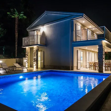 ヴィラ Carmen オパティヤ